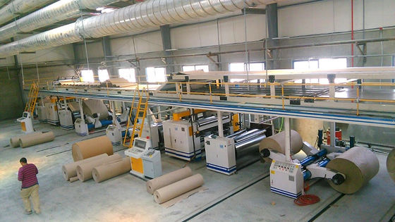 สายการผลิตกระดาษลูกฟูก LUM-A / B / C ชั้นการผลิตกระดาษแข็งความเร็วสูง 3/5 / 7ply