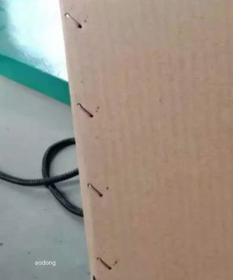 Гофрированнаякартоннаякартоннаякоробка, сшивающаямашинусдвойнымСерво